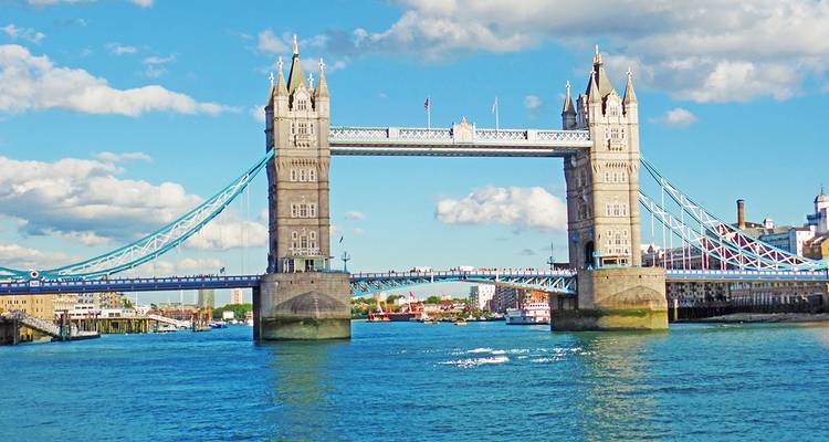 Le célèbre Tower Bridge de Londres par une journée claire avec un ciel bleu.
