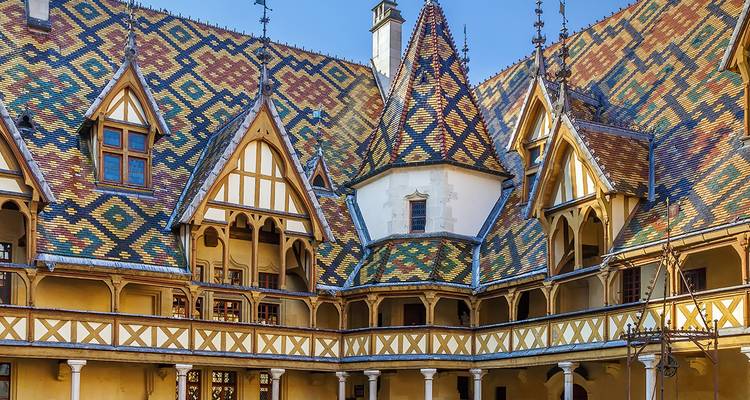 Cour intérieure des Hospices de Beaune avec toit de tuiles colorées