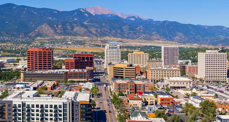 Paysage urbain de Colorado Springs avec des montagnes en arrière-plan.