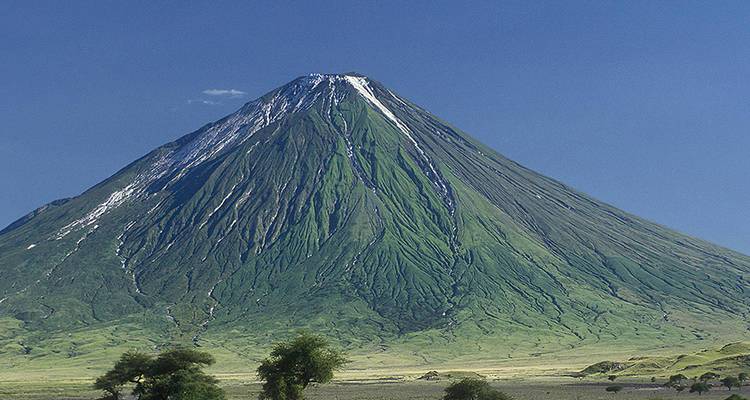 Ol Doinyo Lengai Vulkan mit schneebedecktem Gipfel.