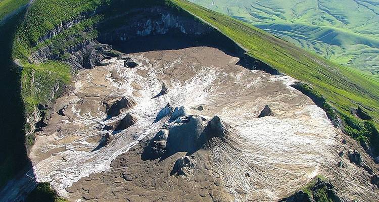 Luftaufnahme eines Kraters mit einzigartigen geologischen Formationen.