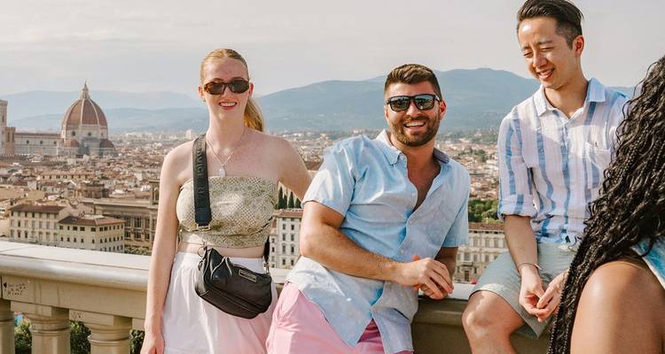 Reizigers die poseren bij een panoramisch uitzichtpunt met uitzicht op de skyline van Florence en de Duomo.
