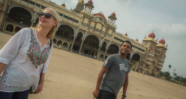 Zwei Touristen bewundern die Architektur eines prächtigen historischen Gebäudes.