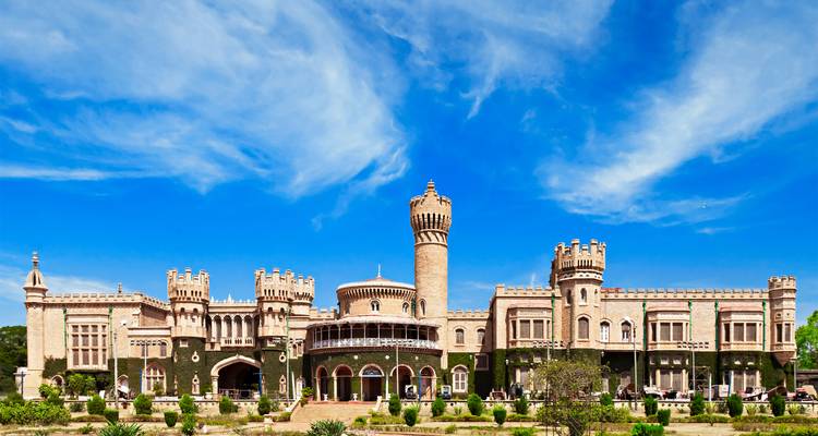 Majestätisches Schloss im europäischen Stil mit blauem Himmel und Wolken.