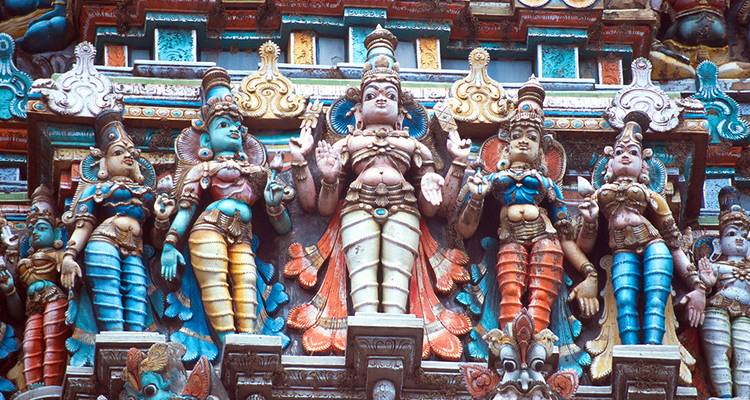 Des statues sculptées et vibrantes de divinités hindoues ornant la façade d'un temple élaboré