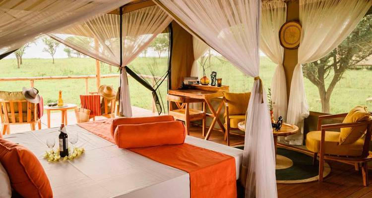 Intérieur de tente luxueux avec vue sur les plaines.