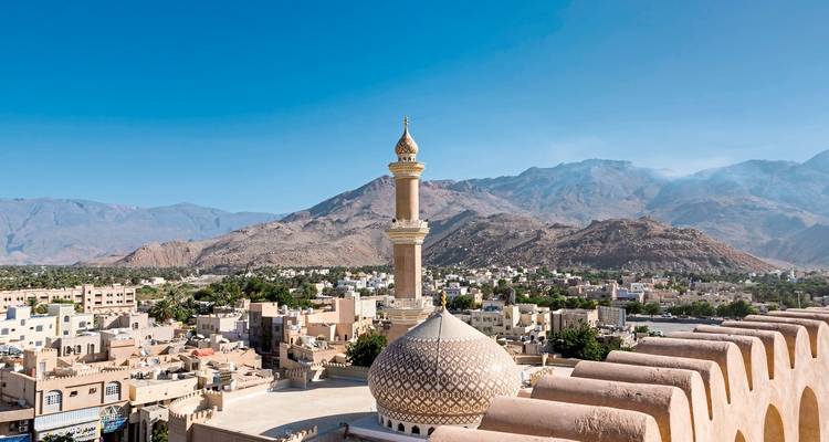 Fort de Nizwa avec les montagnes en arrière-plan.