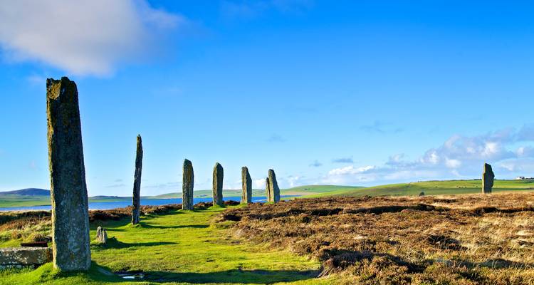 Menhirs du cercle de Brodgar par une journée lumineuse.