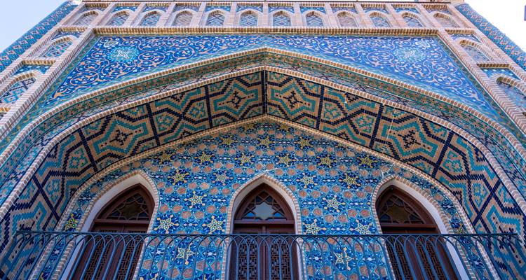 Close-up van een gebouw met ingewikkelde mozaïekontwerpen.
