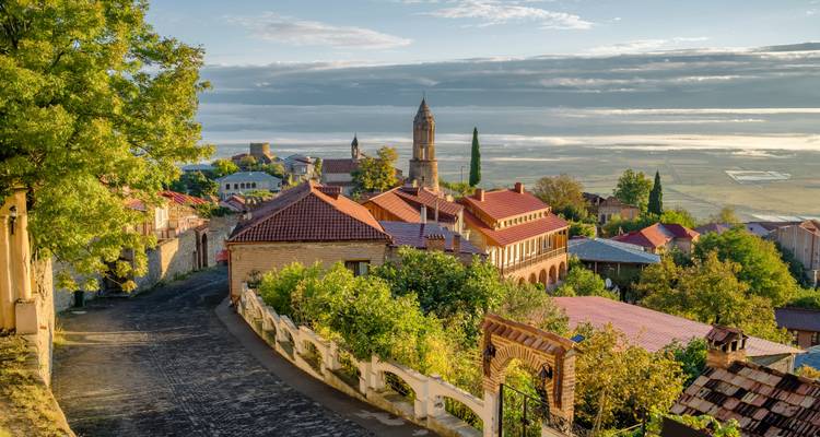 Charmant stadje met een schilderachtig uitzicht op daken en een vallei in de verte.