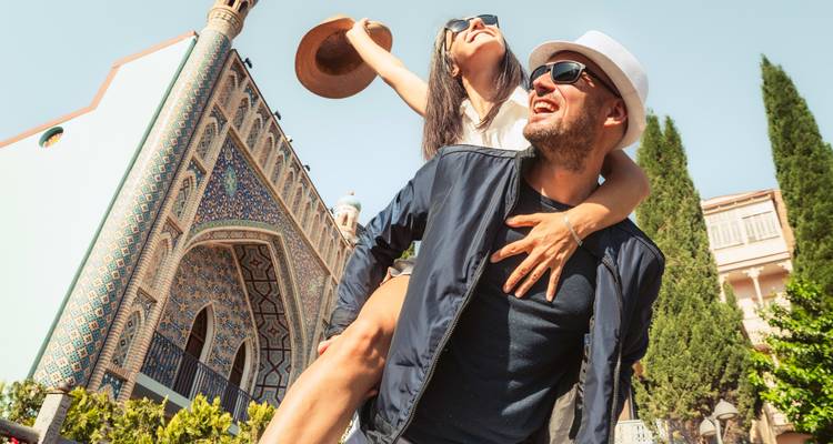 Stel geniet van tijd bij een mozaïekgebouw.