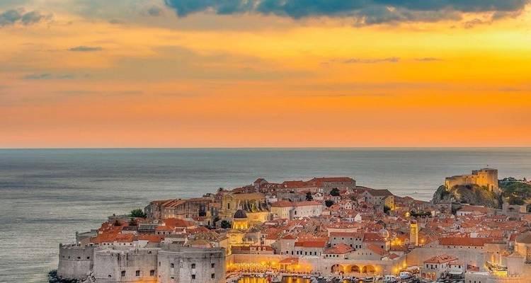 Vue au coucher du soleil de la vieille ville de Dubrovnik avec ses murs historiques et ses toits.