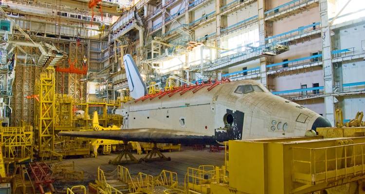 Innenraum eines Gebäudes, in dem ein Space Shuttle untergebracht ist.