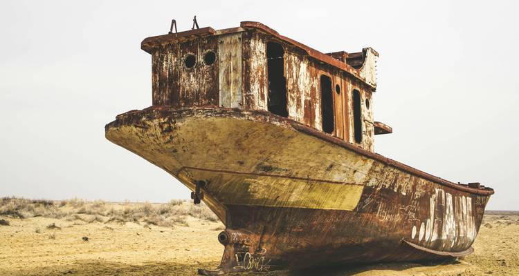 Rostiges verlassenes Schiff in der Wüste.