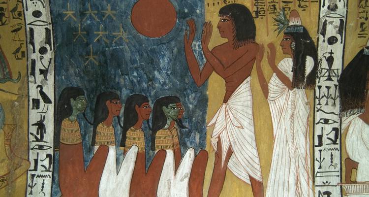 Pintura mural colorida de una tumba egipcia antigua que muestra figuras adorando un disco solar.