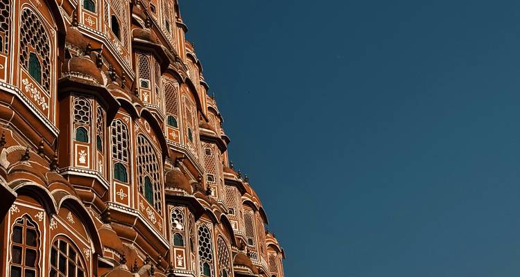 Een deel van de Hawa Mahal structuur tegen een heldere blauwe hemel.
