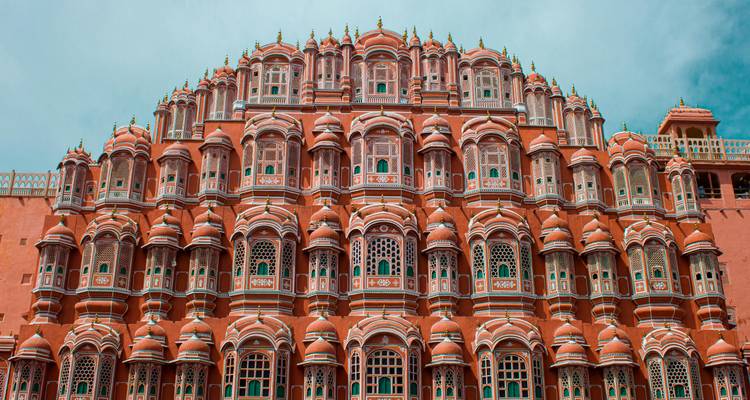 Vooraanzicht van de Hawa Mahal met uitgebreide ramen.