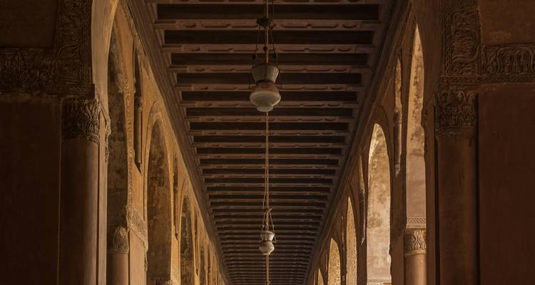 Arches complexes et plafond dans un bâtiment historique.