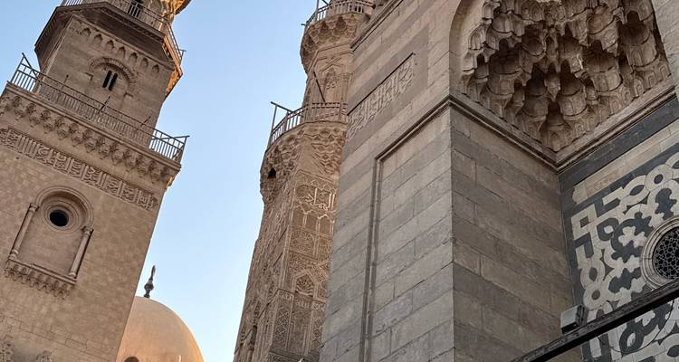 Vue extérieure de two minarets ornés et d'un dôme d'une mosquée.