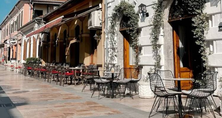 Charmant café en plein air sur une rue pavée.