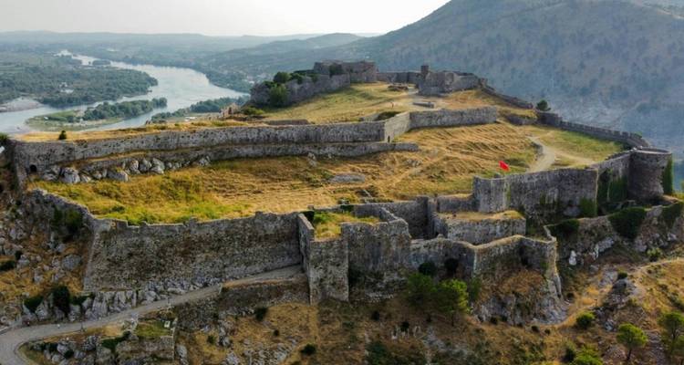 Ancienne forteresse sur une colline surplombant le paysage.