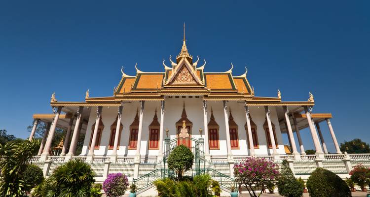 Verzierter Khmer-Tempel mit goldenen Türmen.