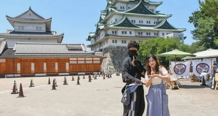 Bezoekers poseren voor het kasteel van Nagoya.