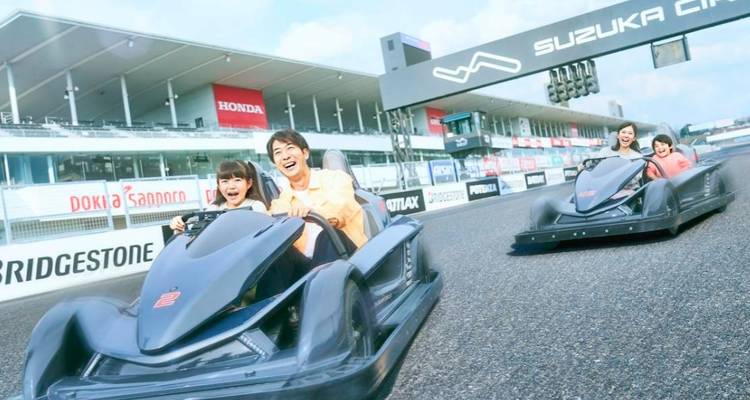 Families die go-karts besturen op een racebaan.