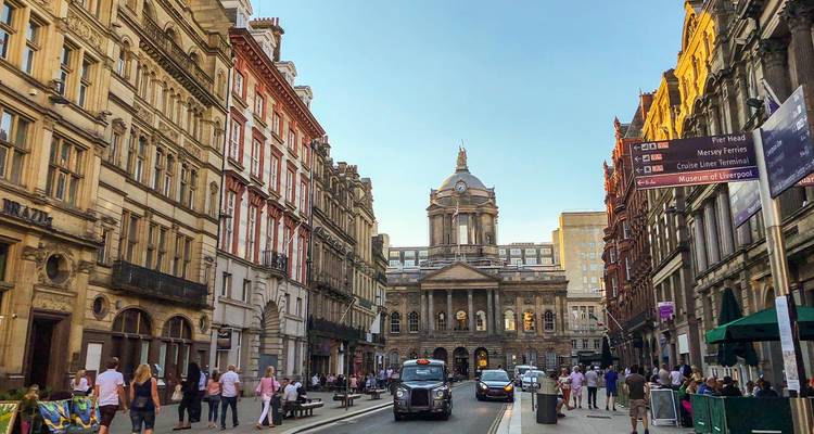 Vue sur une rue avec une architecture historique dans un centre ville.