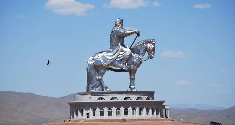Une grande statue équestre contre un ciel bleu.