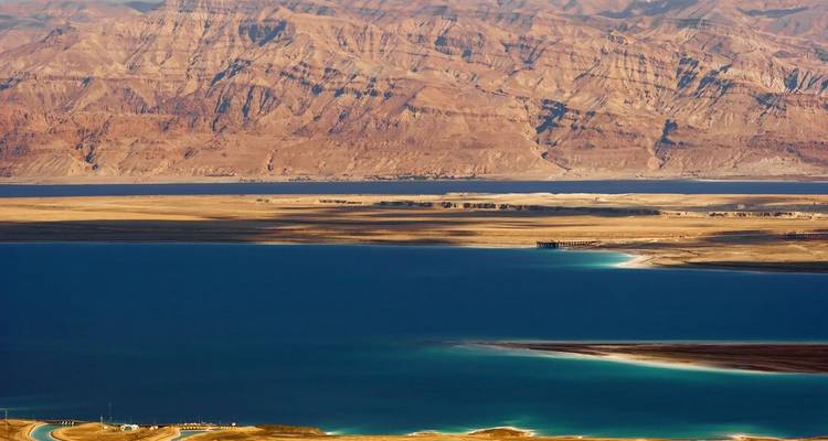 Vue panoramique d'un lac avec des montagnes en arrière-plan.
