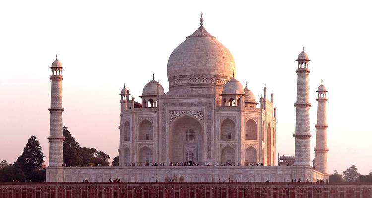El icónico Taj Mahal iluminado por la luz del atardecer.