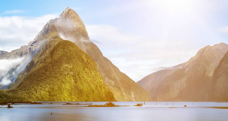 Majestuoso paisaje de Milford Sound bajo luz suave.
