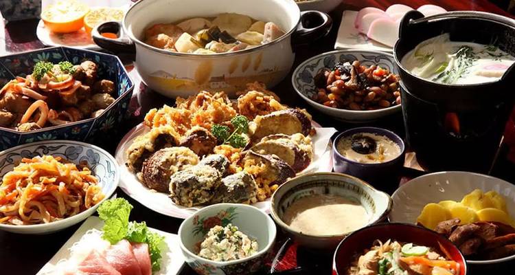 Abondant étalage de plats traditionnels japonais de style familial disposés sur une table basse.