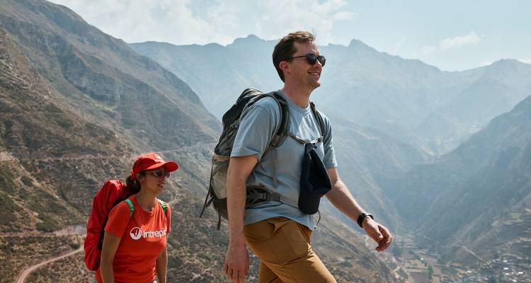 Des randonneurs profitant d'un paysage montagneux.