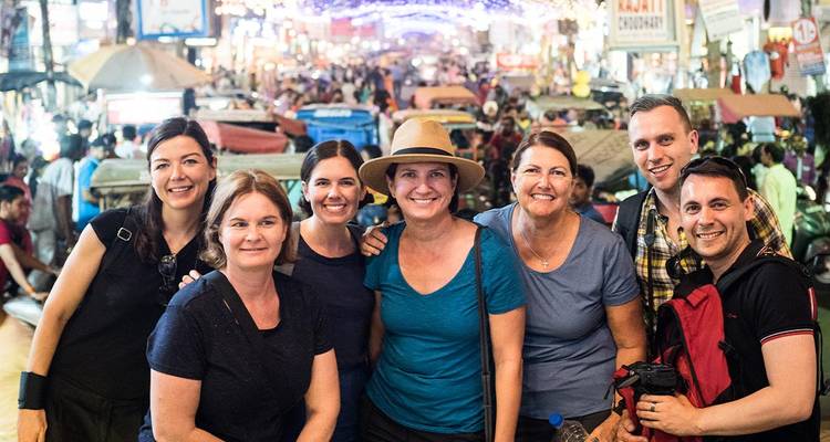 Groep mensen die staat op een drukke marktplaats.