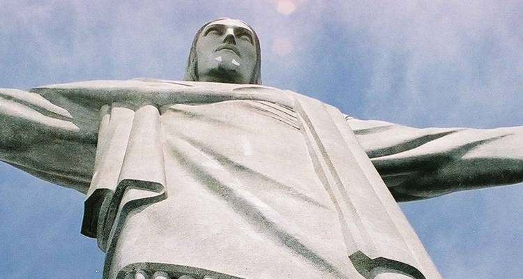 Un gros plan d'une grande statue regardant vers le ciel.