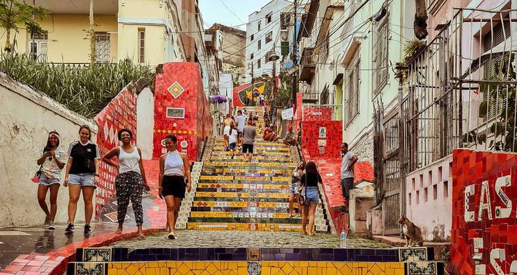 Des gens qui montent des marches carrelées colorées dans une zone urbaine.