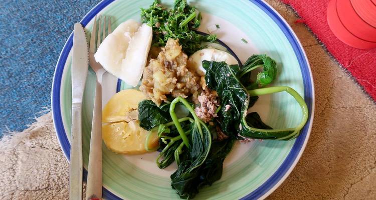 Assiette avec une variété de légumes verts et légumes cuits.