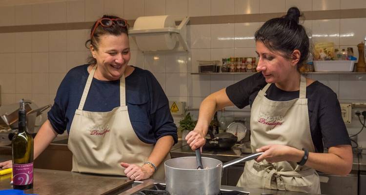 Deux femmes qui cuisinent dans une cuisine.