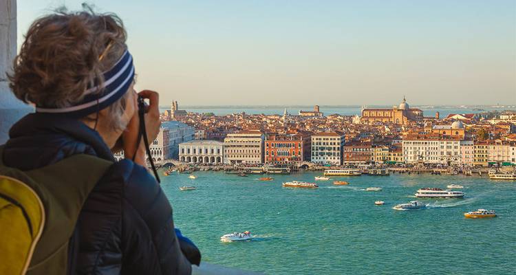 Personne photographiant la vue sur la ville depuis le front de mer.