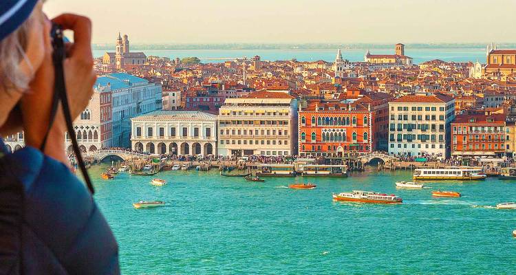 Personne prenant une photo de Venise depuis un point de vue élevé.