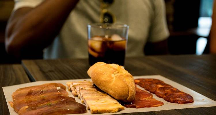 Assiette de tapas avec viande et fromage.