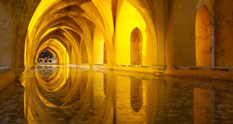 Arches dorées avec reflets dans l'eau.