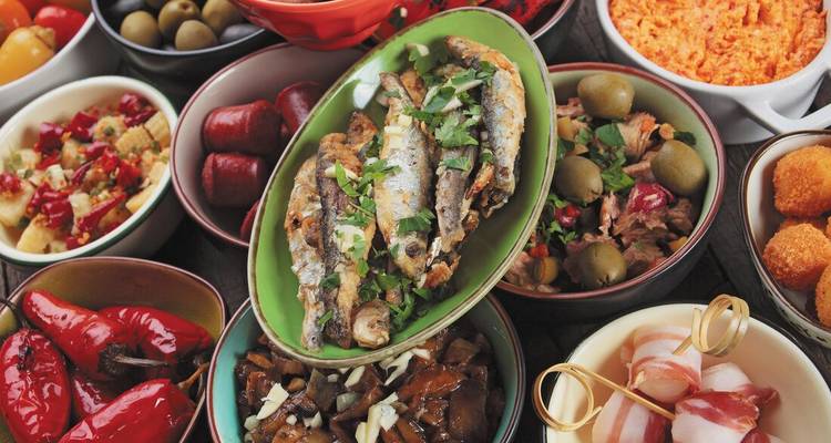 Assortiment de plats de tapas espagnols.