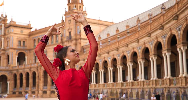 Danseuse de flamenco en robe rouge qui pose.