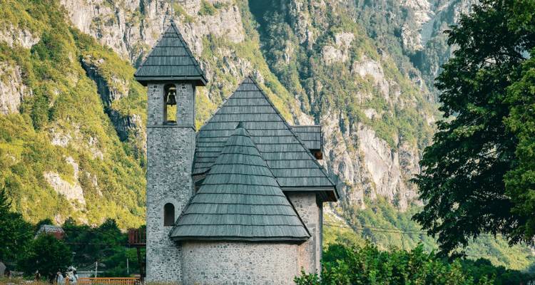 Charmante église en pierre dans une région montagneuse.