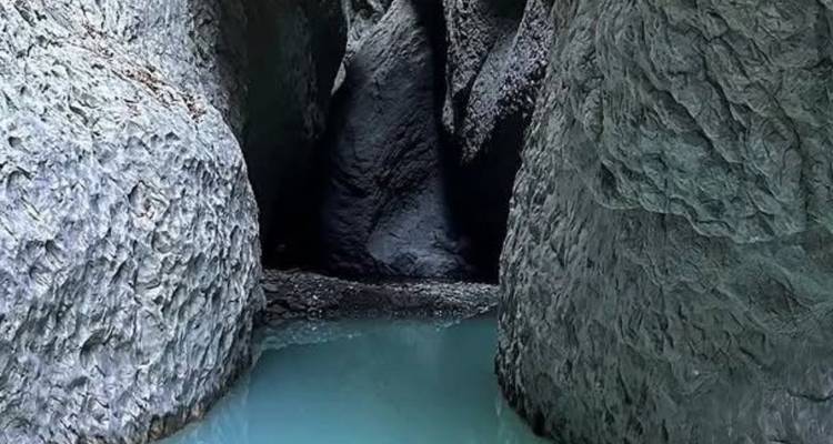 Gorge étroite avec de l'eau à la base.