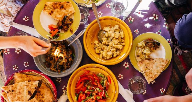 Una colorida variedad de platos marroquíes sobre una mesa.