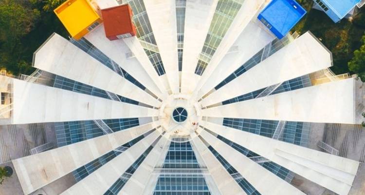 Vue de dessus d'une structure de toit radiale avec des formes géométriques colorées.